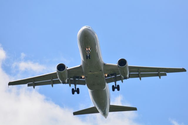 — — - United Airlines Airbus Short final for runway 02 Center at Nashville Tennessee June 2019