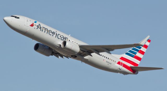 Boeing 737-800 (N980AN) - Departing RNOs runway 16R, Americans N980AN heads skyward enroute to Chicago.