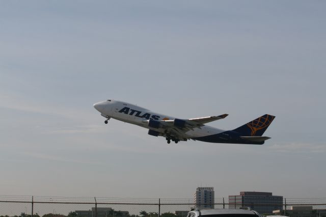 Boeing 747-400 (N477MC)