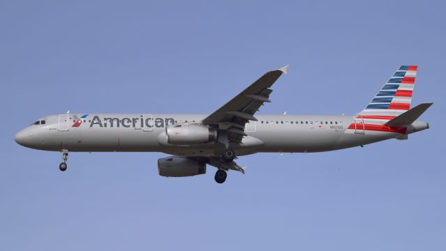 Airbus A321 (N921US) - An American Airlines A321 landing at Philadelphia International Airport on December 4th, 2016. If you look closely, you can see people looking out the windows, as well as the captains headset.