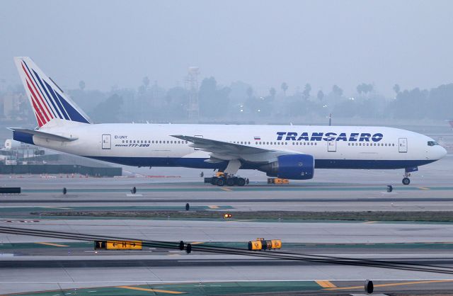 Boeing 777-200 (EI-UNY) - Taxiing in the late evening fog.
