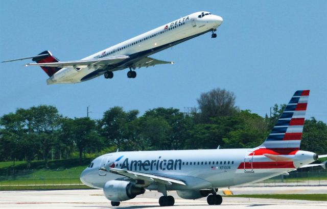 Airbus A320 (N710UW) - Caught these two competitors at FLL.I caught it inside the sheltair building