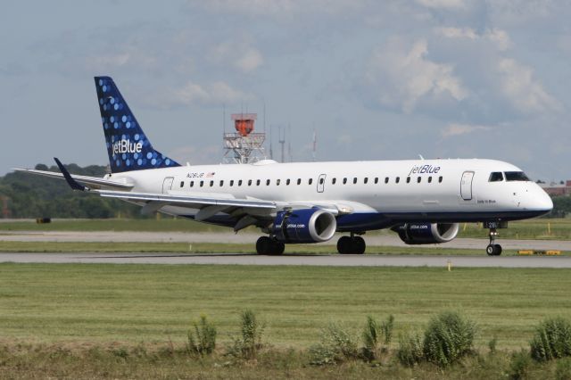 Embraer ERJ-190 (N281JB) - August 7, 2010 - landed at Rochester, NY