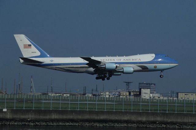 Boeing 747-200 (82-8000) - Short Final at Tokyo-Haneda Intl Airport Rwy22 on 1993/07/06