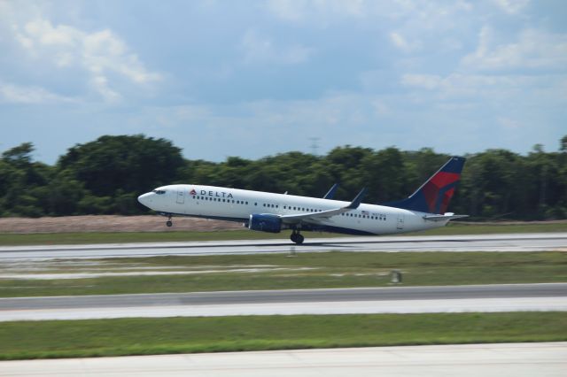 Boeing 737-800 (N373DA)