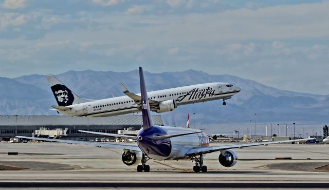 Boeing 737-900 (N319AS) - N319AS ALASKA AIRLINES 2003 BOEING 737-990 s/n 33679 - N114FE Federal Express (FedEx) 2015 Boeing 767-3S2F(ER) c/n 42712 "Jade"br /br /McCarran International Airport (LAS / KLAS)br /USA - Nevada May 28, 2015br /Photo: Tomás Del Coro