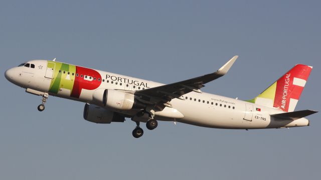 Airbus A320 (CS-TNS)