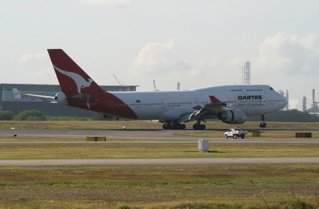 Boeing 747-400 (VH-OJB) - VH-OJB Landing in Brisbane 22/12/2009