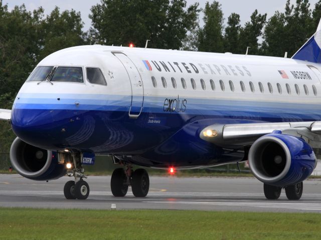 Embraer 170/175 (N636RW) - Reflections + Red strobe = Awesome Timing