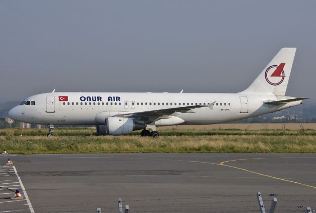 Airbus A320 (TC-OAC) - Onur Air - Airbus A320-212 C/N 313 - TC-OAC - Taxiing in on Taxiway "M" to apron - 2004-08-06.