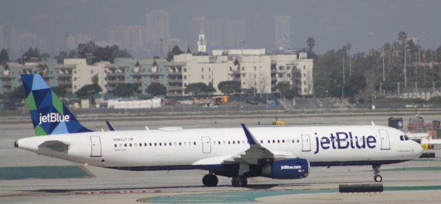 Airbus A321 (N988JT)