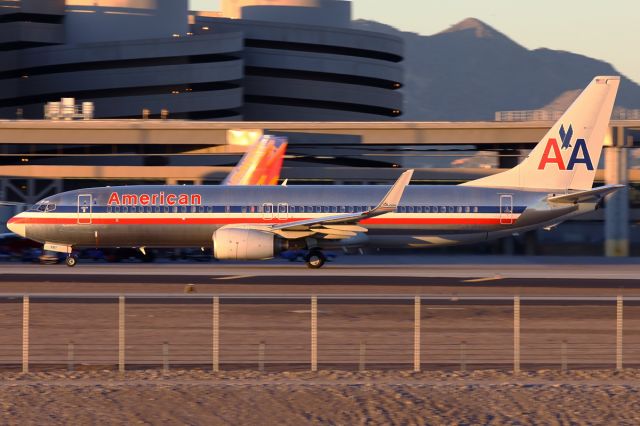 Boeing 737-800 (N940AN)