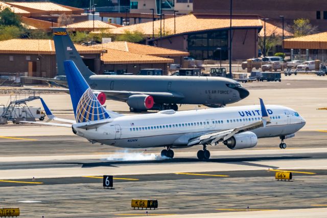 Boeing 737-900 (N32404) - A United Airlines 737-900 landing at PHX on 2/28/23. Taken with a Canon R7 and Canon EF 100-400 L ii lens.