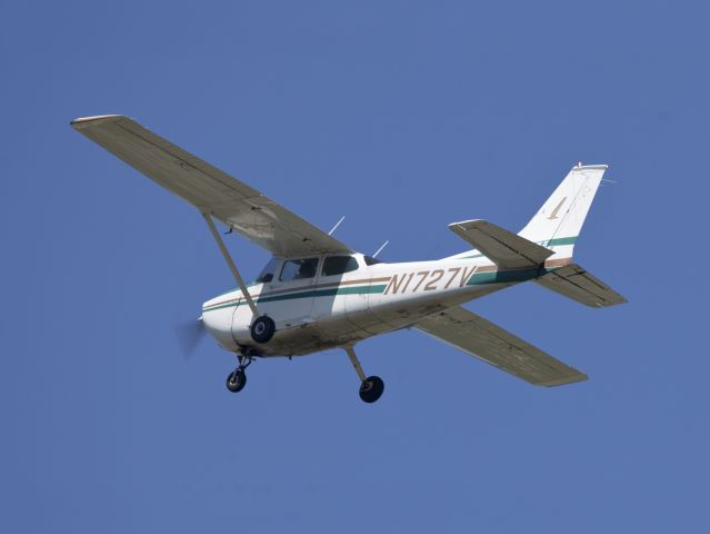 Cessna Skyhawk (N1727V) - Take off RW26.