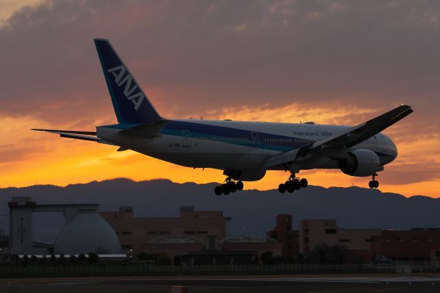 Boeing 777-200 (JA715A)