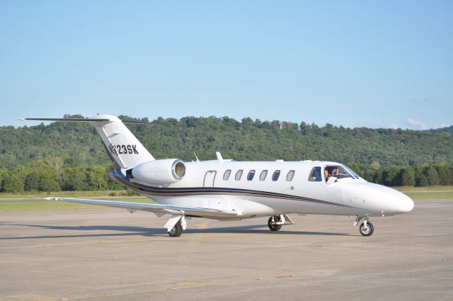 CORBY Starlet (N323SK) - A cj1 pulls into fyv for a quick passenger deplaning before taking off again