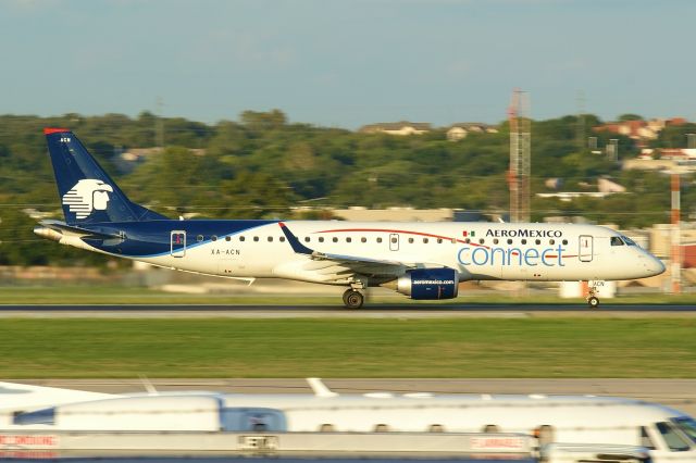 Embraer ERJ-190 (XA-ACN) - 12R take off roll at sunset