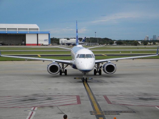 Embraer ERJ-190 (N283JB) - This is my plane arrivig from Boston, just to go back!