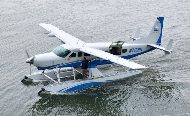 Cessna Caravan (N710BH) - A tailwind air cessna 208 seaplane arriving at the new york skyport. Taken from the parking garage above