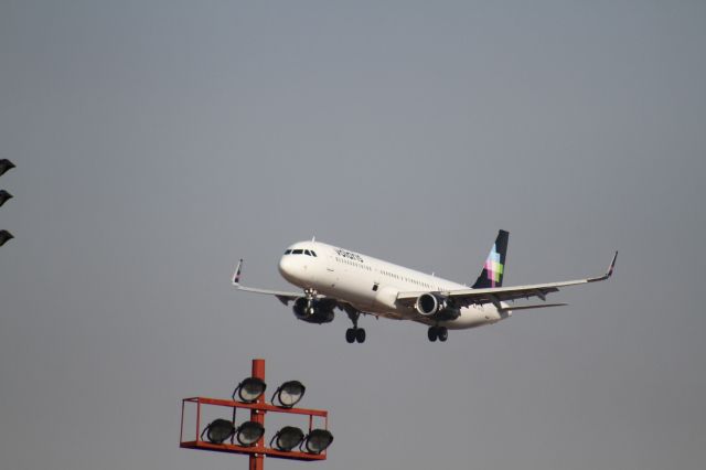Airbus A321 (XA-VLZ) - FINAL APPROACH 27 MMTJ