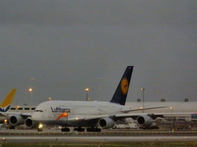 Airbus A380-800 (D-AIMB)