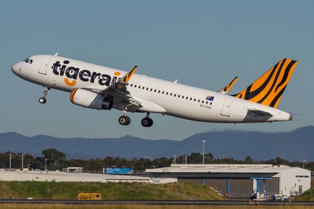 Airbus A320 (VH-XUH)
