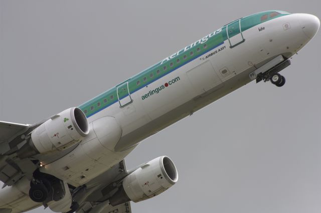 Airbus A321 (EI-CPF) - Taking off. Date 22-5-2009