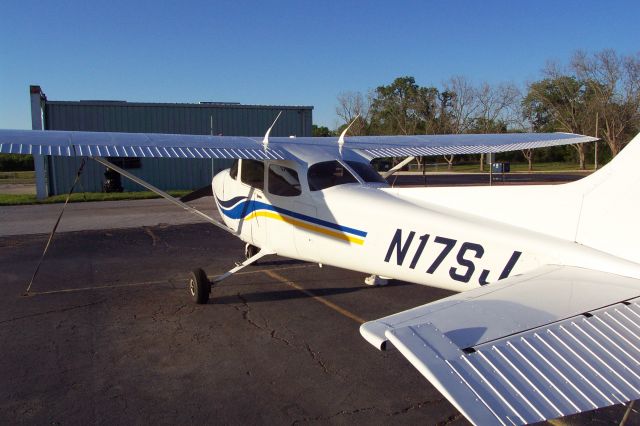 Cessna Skyhawk (N17SJ)