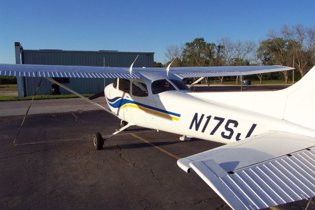 Cessna Skyhawk (N17SJ)
