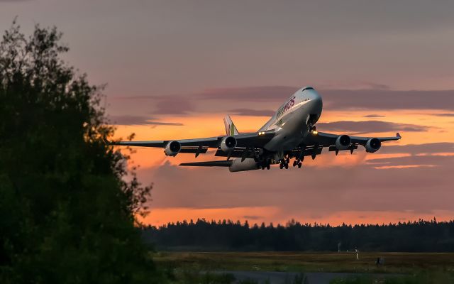 Boeing 747-400 (EC-KQC) - Take off from rwy 19R