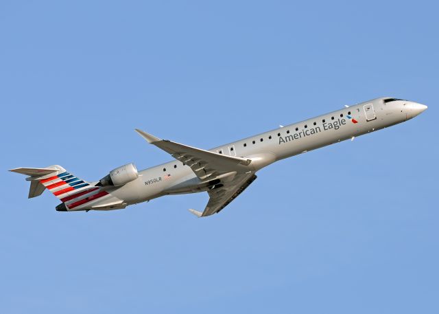 Canadair Regional Jet CRJ-900 (N950LR)