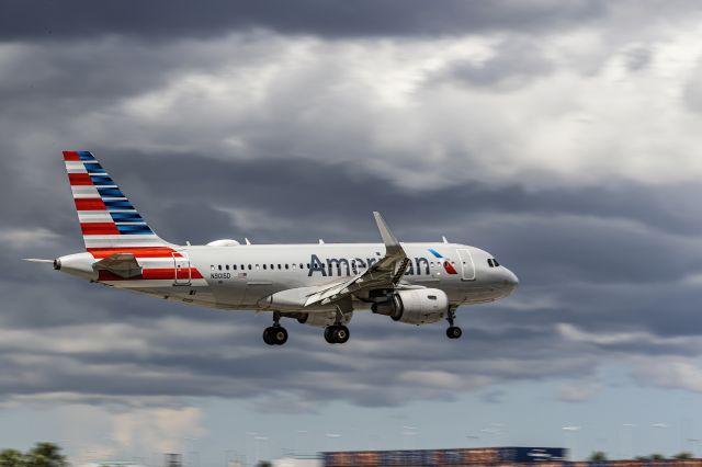 Airbus A319 (N9015D)