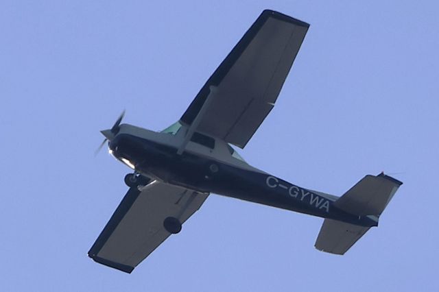 Cessna 152 (C-GYWA) - c-GYWA Cessna Commuter 152 Cargair Aviation Inc. Survolant le fleuve St-Laurent QC. à Lavaltrie. le 17-11-2024 à 10:59.