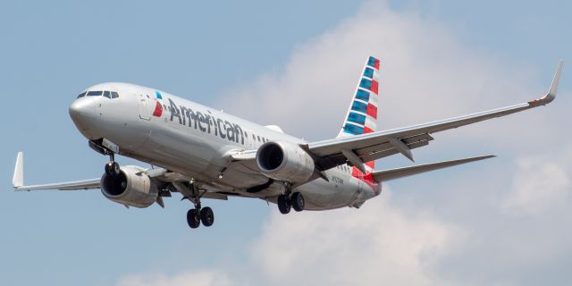 Boeing 737-800 (N925NN) - American Airlines Boeing 737-823 arriving from Chicago O'Hare landing on runway 29 at Newark on 7/24/21.