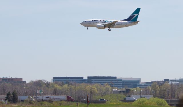 Boeing 737-800 (C-GWSI) - A full quality version is on my Flickr feed