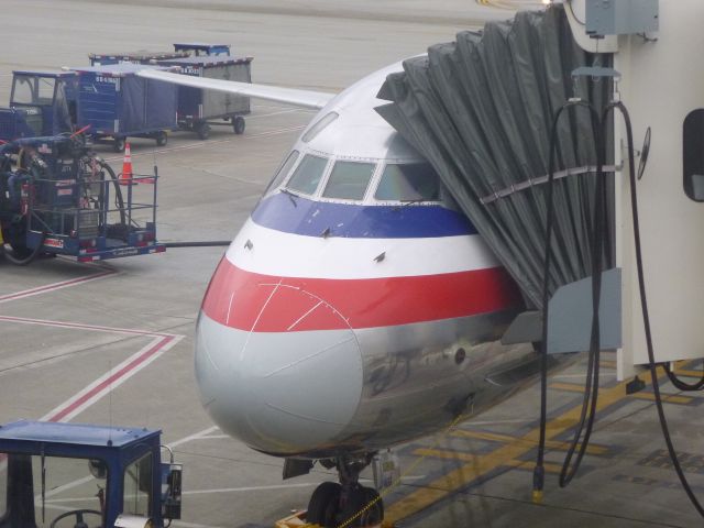 McDonnell Douglas MD-83 (N466AA)