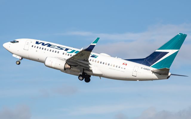Boeing 737-700 (C-GWBT)