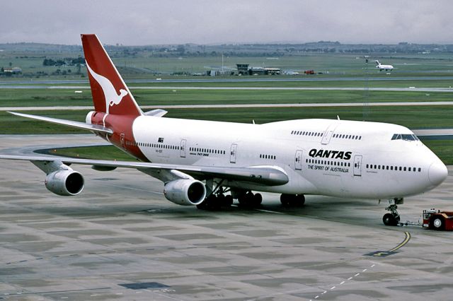 VH-EBT — - QANTAS BOEING 747-338 - REG : VH-EBT (CN 23222/602) - TULLAMARINE MELBOURNE VIC. AUSTRALIA - YMML (6/4/1985)35MM SLIDE CONVERSION SCANNED AT 6400 DPI.