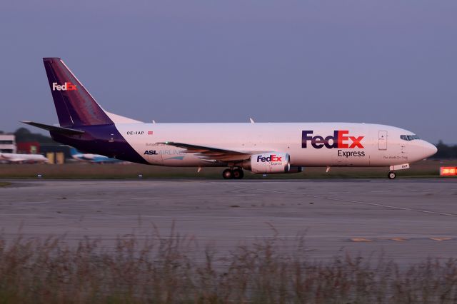 BOEING 737-400 (OE-IAP)