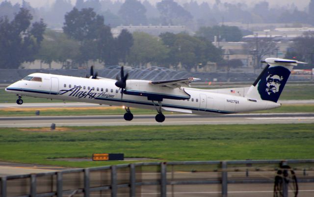 de Havilland Dash 8-400 (N427QX)