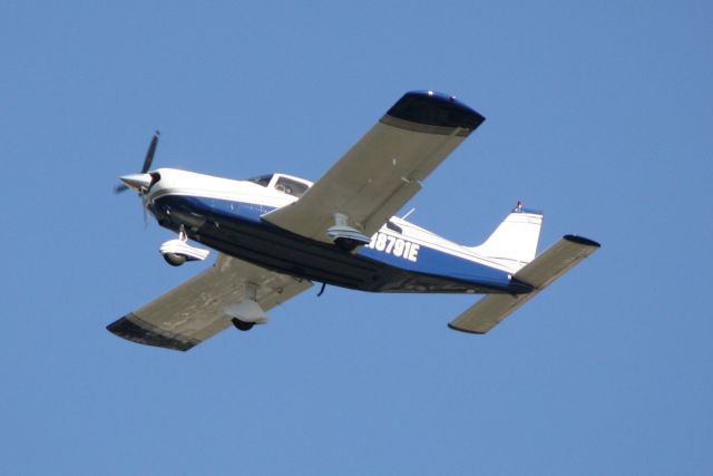 Piper Saratoga (N8791E) - N8791E on approach to Runway 32 at Sarasota-Bradenton International Airport