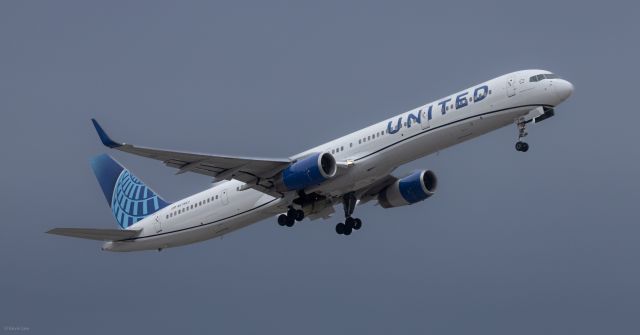 BOEING 757-300 (N57863)