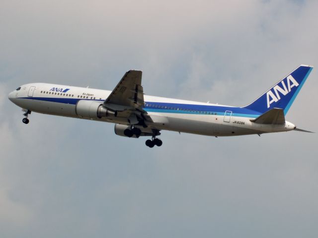 BOEING 767-300 (JA608A)