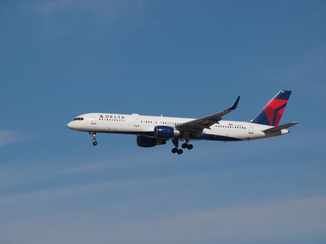 Boeing 757-200 (N723TW) - Delta Airlines, N723TW, a Boeing 757-231. Landing at KLAS, McCarran International Airport