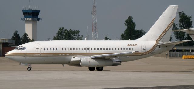 Boeing 737-200 (N500VP) - A classic 737, N500VP, taxis to the active at Blue grass Airport (KLEX)...