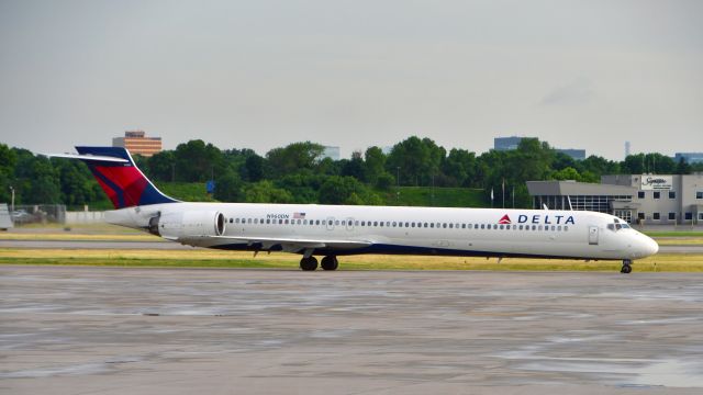 McDonnell Douglas MD-90 (N960DN) - Delta McDonnell Douglas MD-90-30 N960DN in Minneapolis 