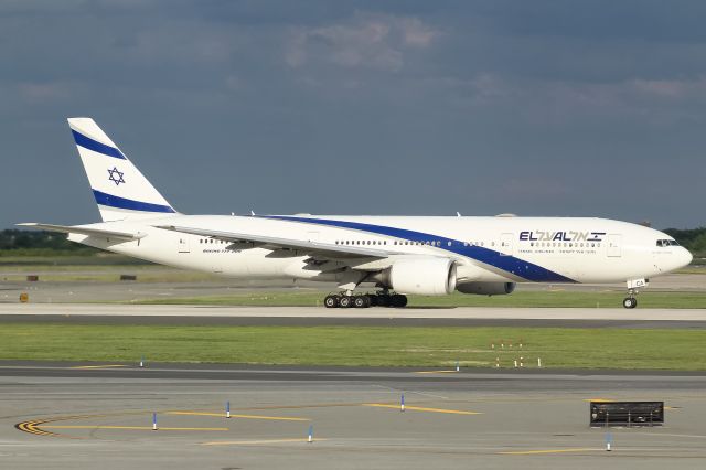 Boeing 777-200 (4X-ECA)