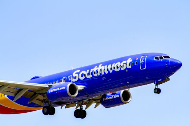 Boeing 737-800 (N8696E)