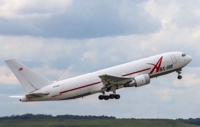 BOEING 767-200 (N312AA) - runway 36 right departure