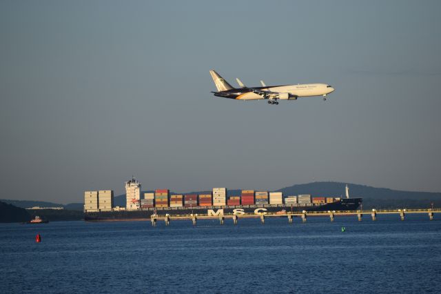 BOEING 767-300 (N312UP)